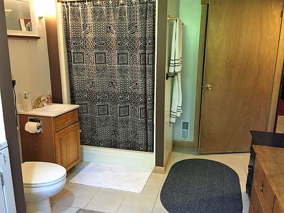 Downstairs bath w/laundry