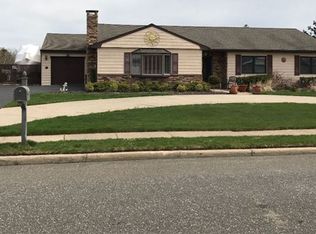 7 Marlin Dr, Copiague, NY 11726