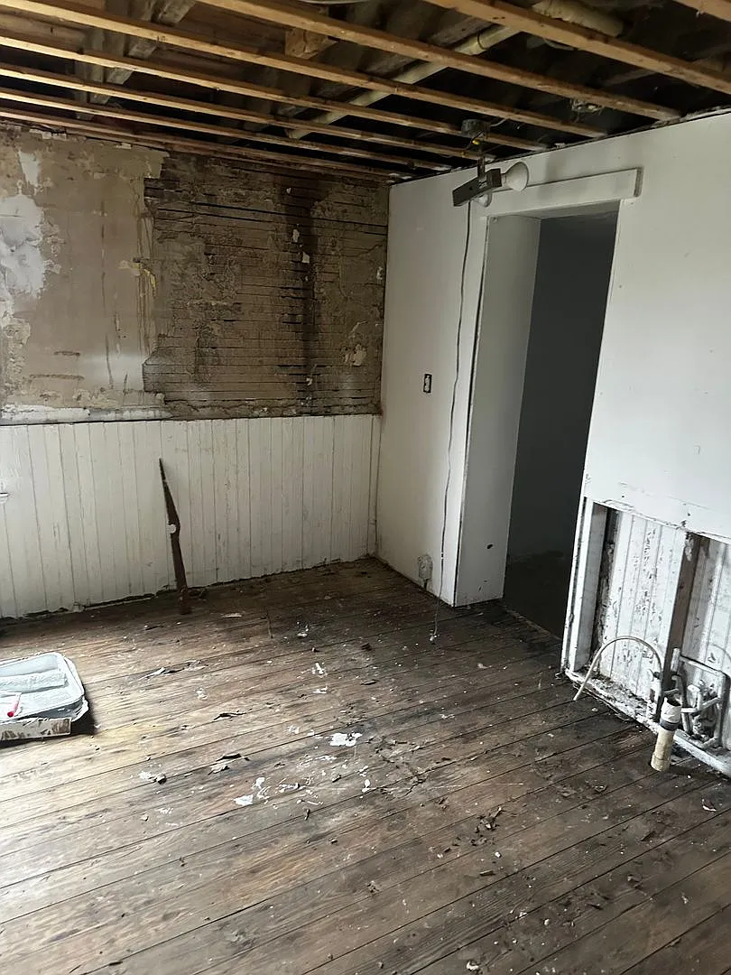Handyman Special! Rent or Rent-to-Own 3 Bedroom, 2 Bath House with a Spacious Yard — Photo 4
