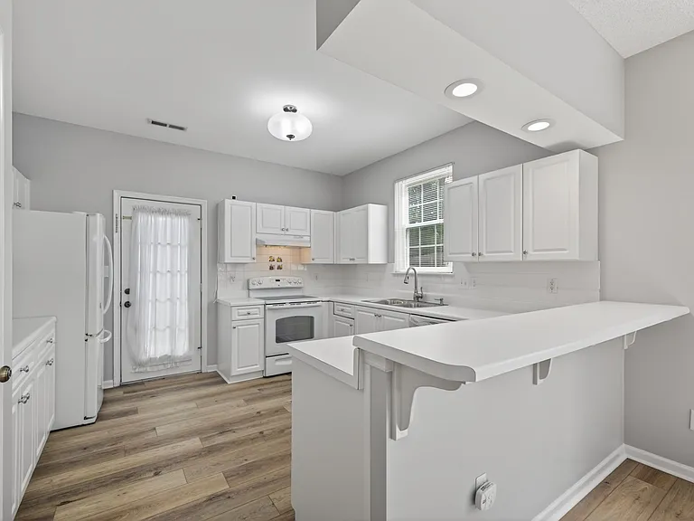 1537 Tallwood Cir — Photo 10