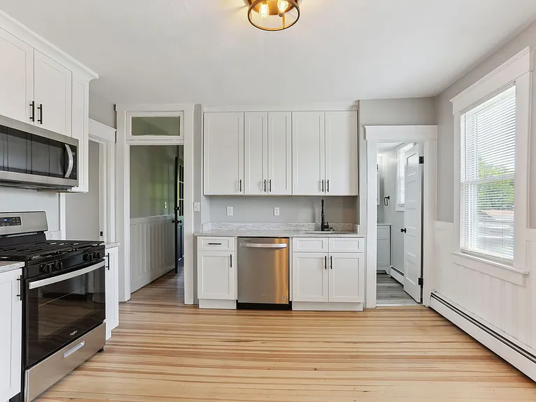 139 Albany Ave — Photo 5