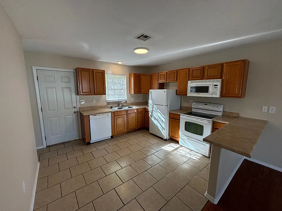 129 E Ella St #129