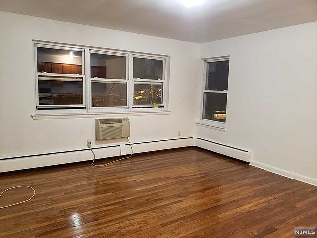 2nd image of 559 Anderson Ave #C1