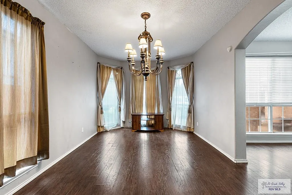 5 bed, 3.0 bath, 3324 sqft, $3,200 — Photo 3