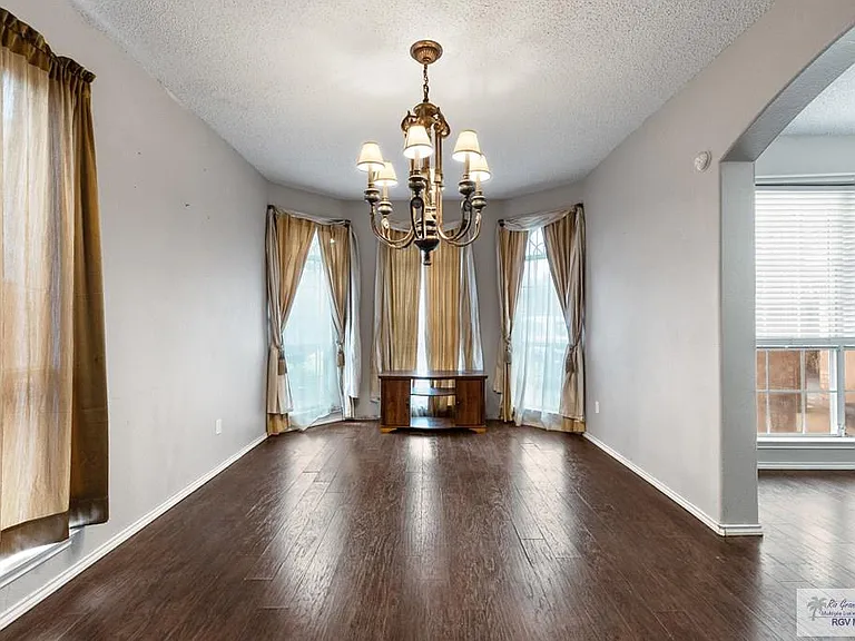 2784 Woodside — Photo 3