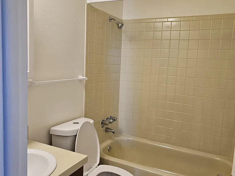 Chateau Villa Apartments — Photo 17
