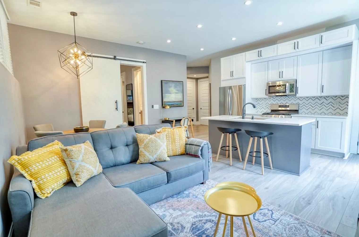 1 bed, 1.0 bath, 1001 sqft, $3,424 — Photo 2