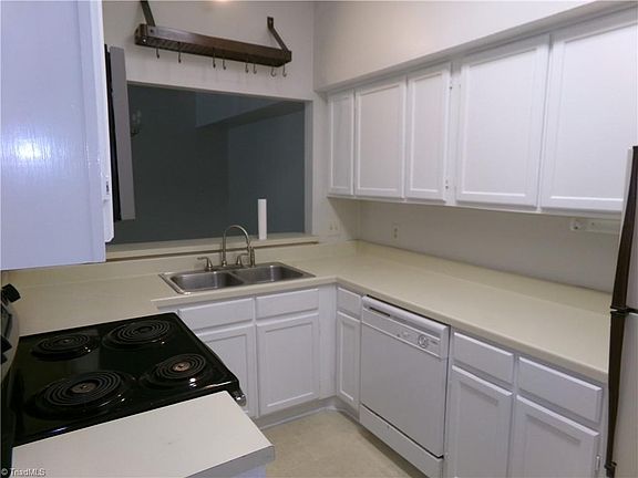 3rd image of 352 Meadows Cir