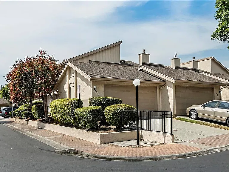 20604 Mapletree Pl — Photo 1
