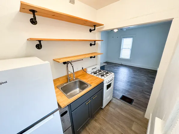 1915 Pleasant St APT 3, Des Moines, IA 50314