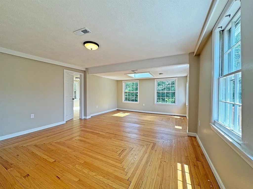 3 bed, 2.0 bath, 1300 sqft, $3,450 — Photo 3
