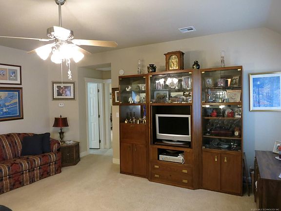 4th image of 2700 SW Wolf Run Dr