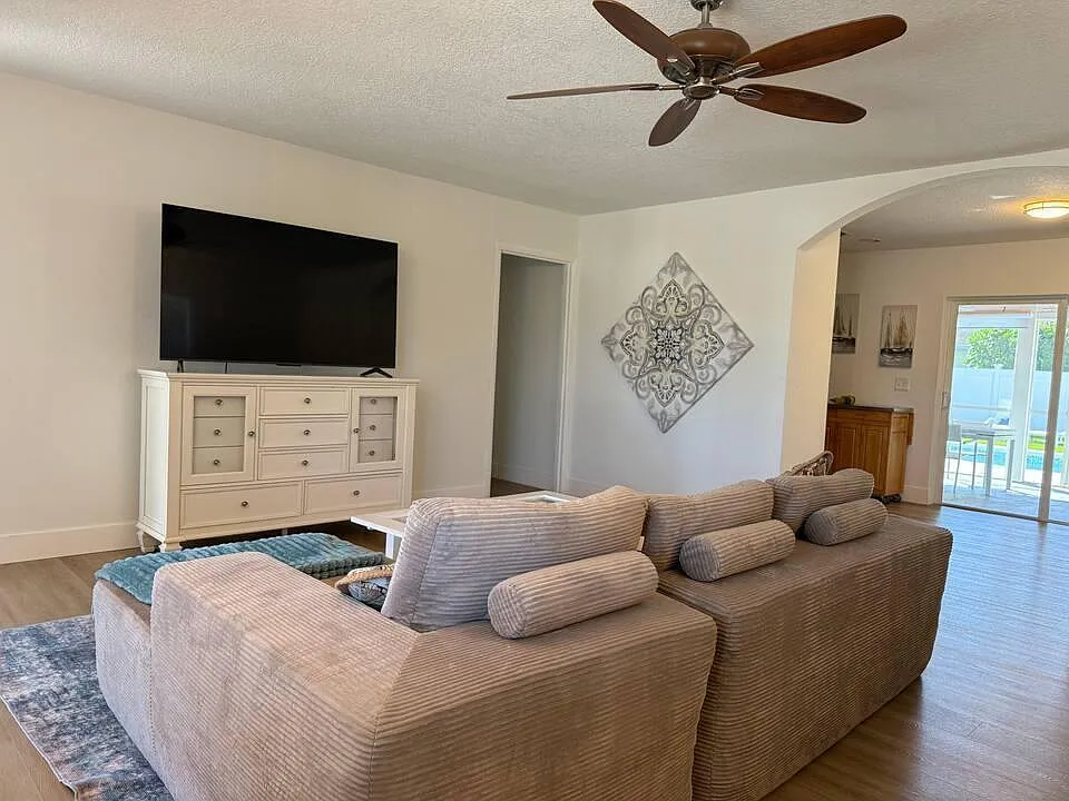 4 bed, 2.0 bath, 1642 sqft, $6,000 — Photo 3