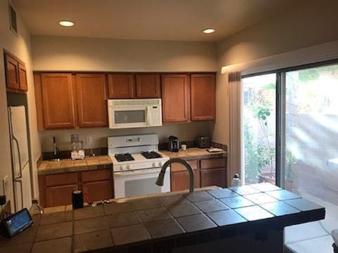 4th image of 3225 E Hawthorne St