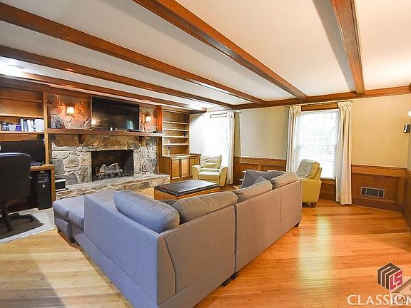 4th image of 806 E Riverbend Drive