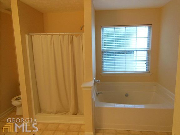 5th image of 409 Village Bluff Dr