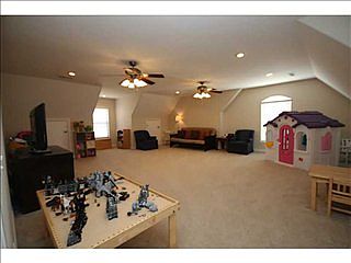 4th image of 713 NE Essex Ct