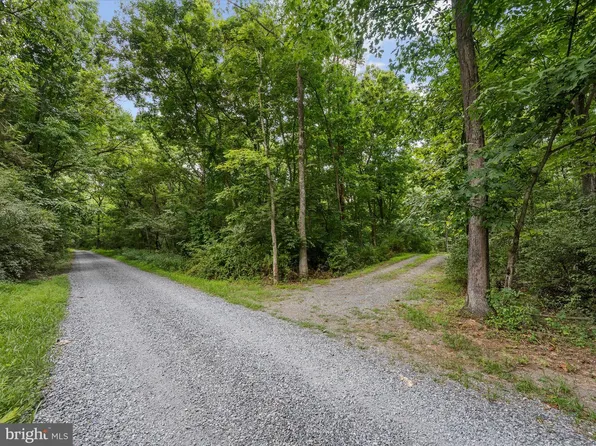 4 Rock Hall Farm Ln, Berryville, VA 22611