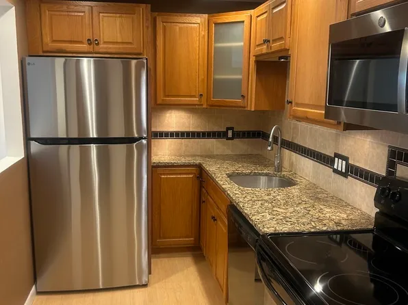 8 Hallmark Gdns APT 5, Burlington, MA 01803