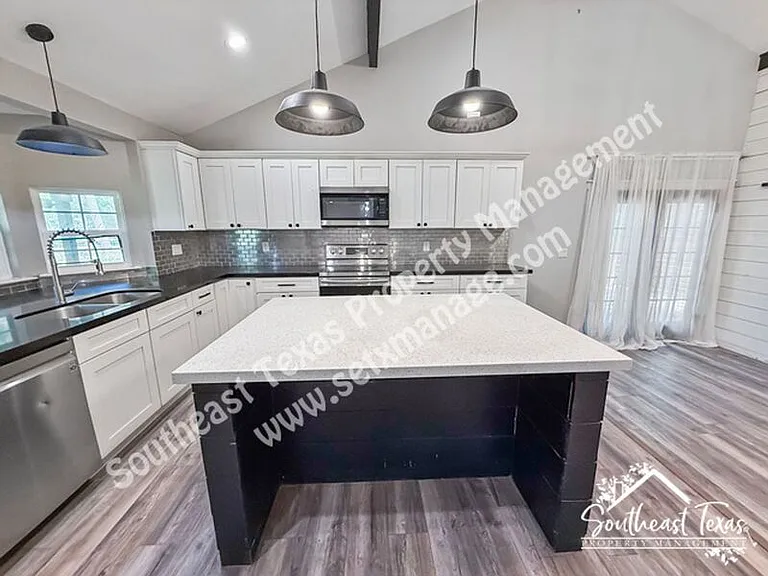 990 Springdale St — Photo 5