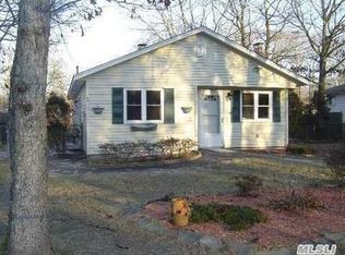27 Robinwood St, Mastic, NY 11950