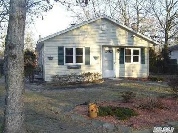 27 Robinwood St, Mastic, NY 11950