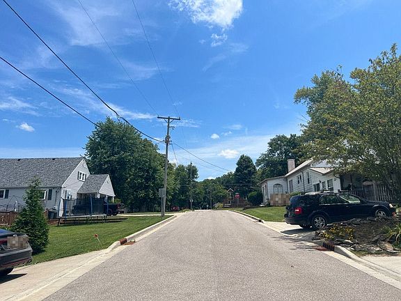 5th image of 105 W Emma St