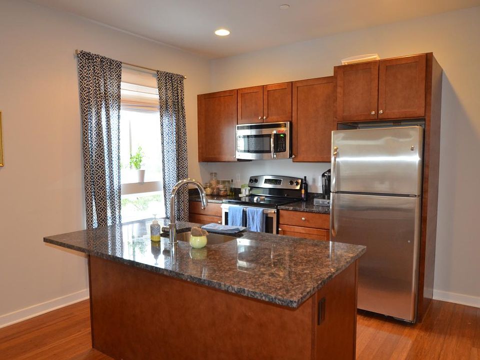1st image of 3862 Lancaster Ave APT 402
