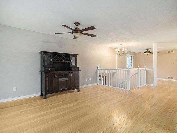 5th image of 95 Blue Jay Dr