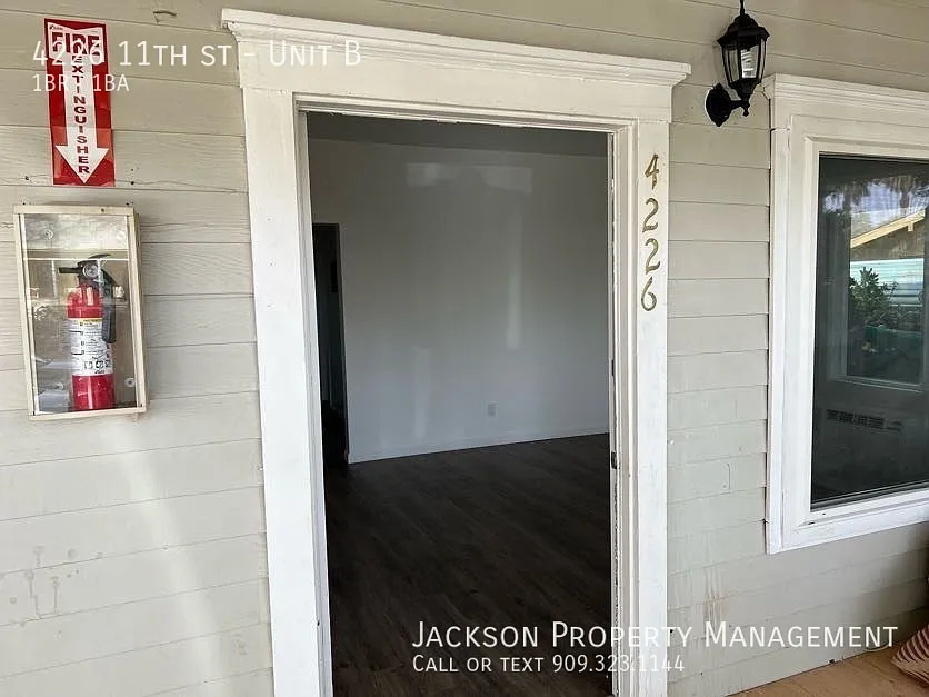 Cozy 1 bd/1 ba duplex unit in Riverside — Photo 2