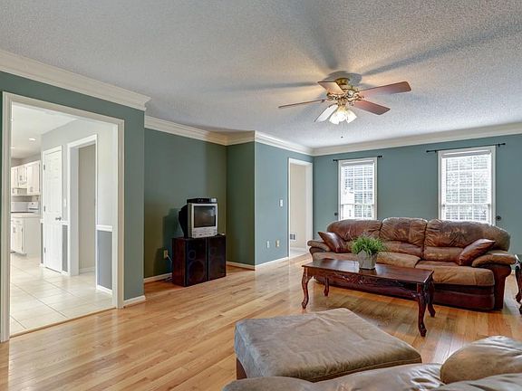 3rd image of 3075 Vicksburg Dr