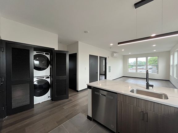 3rd image of 130-132 Mallory Ave #402