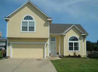 916 E Oak Crest Dr, Gardner, KS 66030