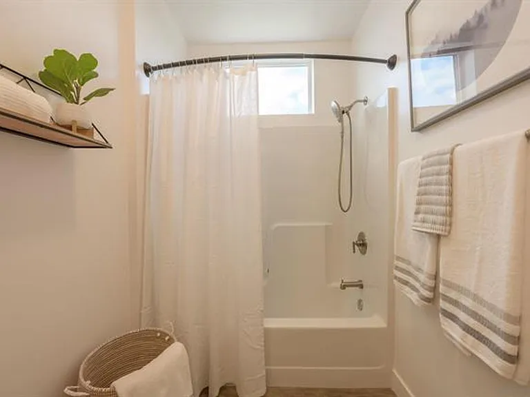 1316 E Grand Ave #201 — Photo 45