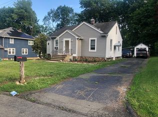 81 S Nauraushaun Rd, Pearl River, NY 10965