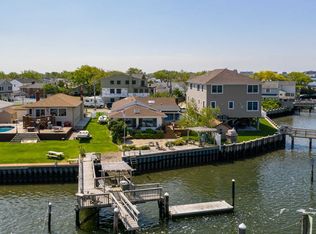 182 President Pl, Island Park, NY 11558
