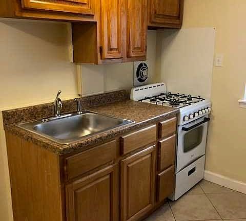 5th image of 325 Essex St #O