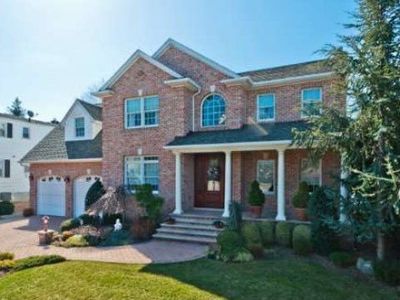 707 Floral Park Rd, Franklin Square, NY, 11010