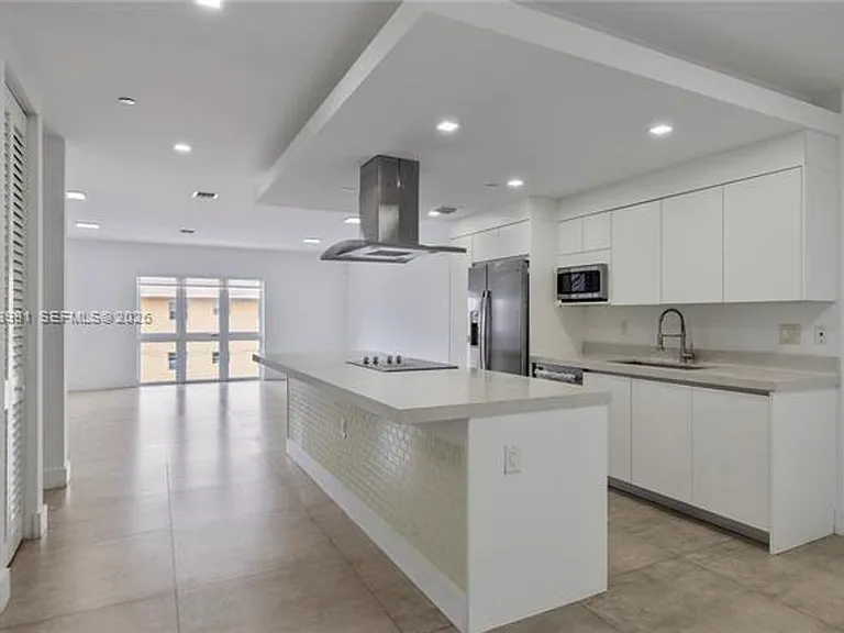 434 SW 10th St #Townhouse A — Photo 2