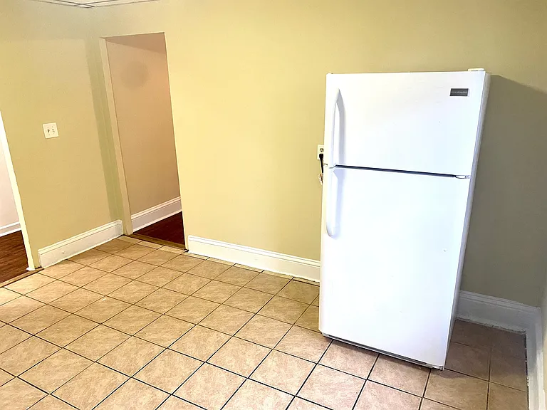 Kitchen 4 (Refrigerator)