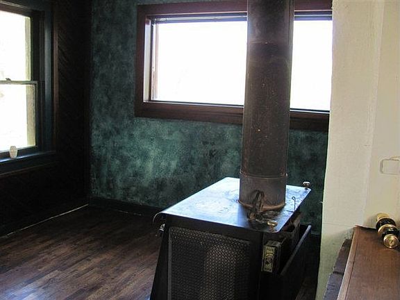 4th image of 322 Camas Ave E