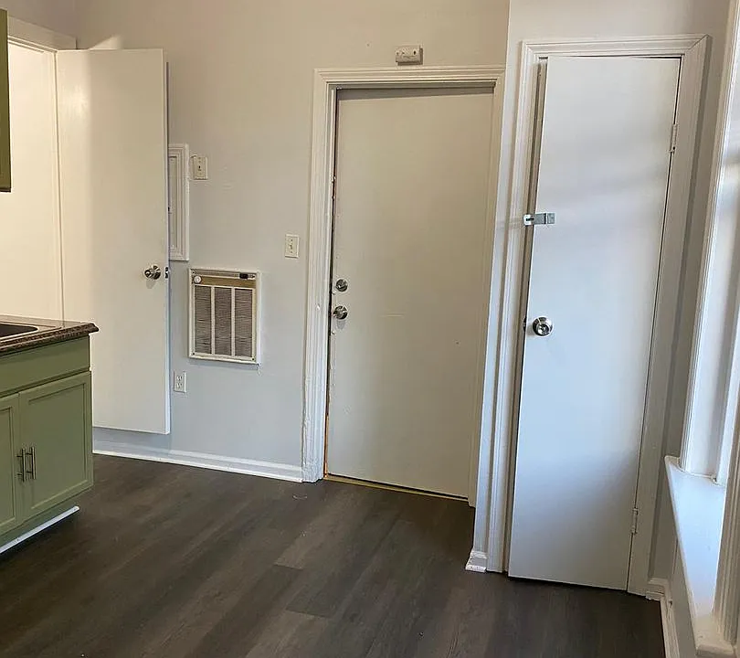 81 W Main St