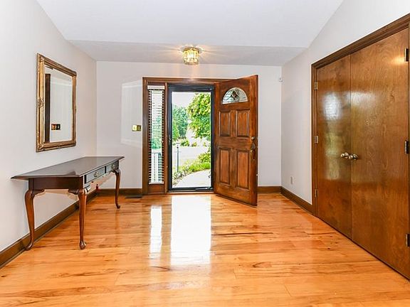3rd image of 147 E Plantation Cir