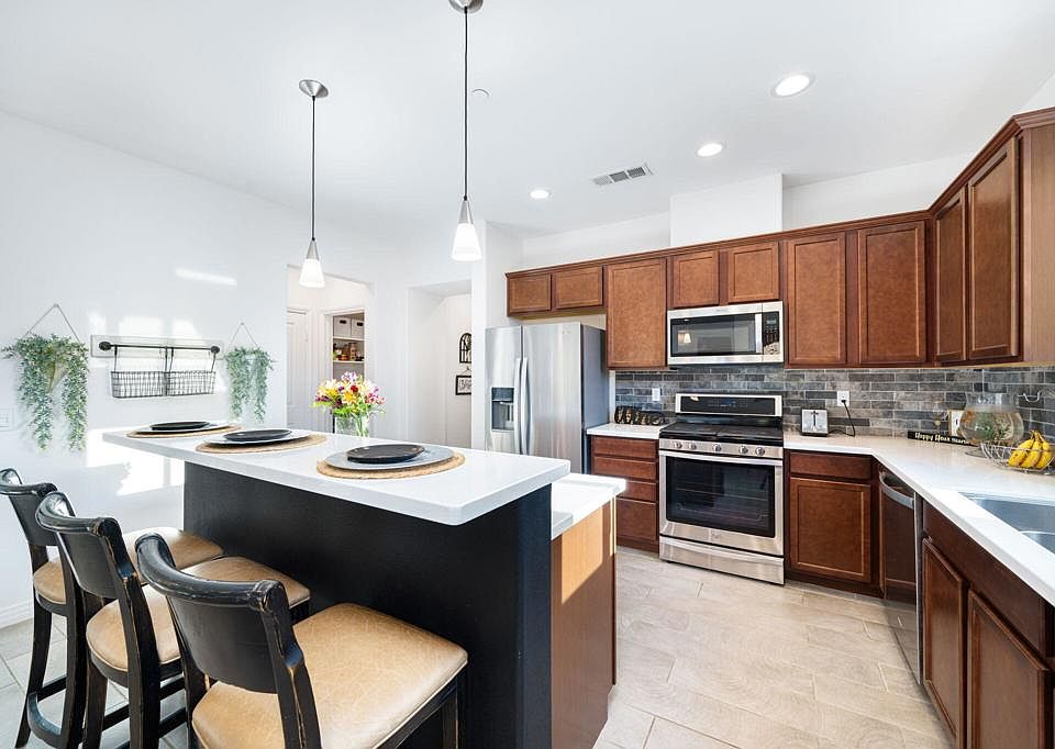 1st image of 52382 Hawthorn Ct