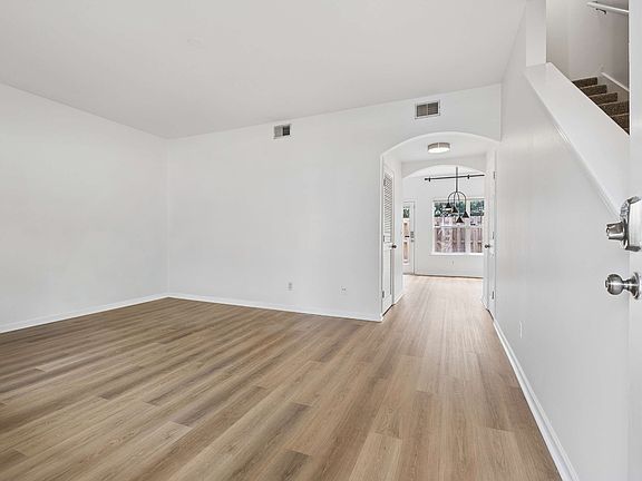 5th image of 742 Vernon Ave