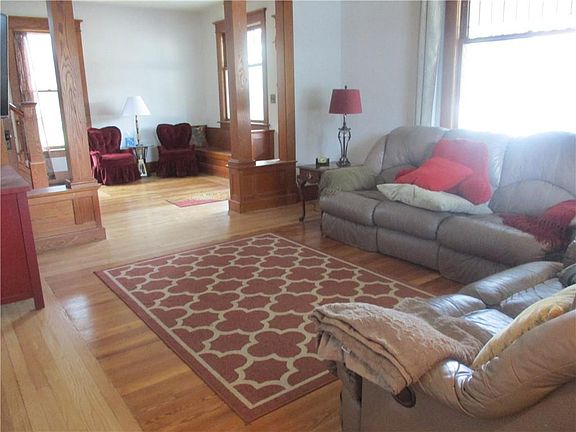 4th image of 702 W Main St