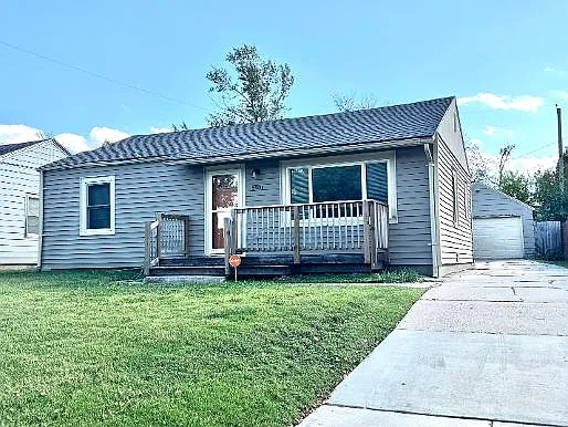 3 bed, 1363 sqft, $1,425 — Photo 1
