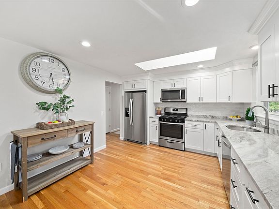 5th image of 178 Morse St