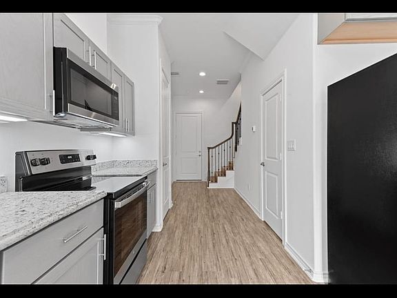 4th image of 3249 Real St #B