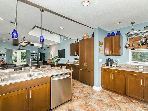 4th image of 860 Harbor Hill Dr